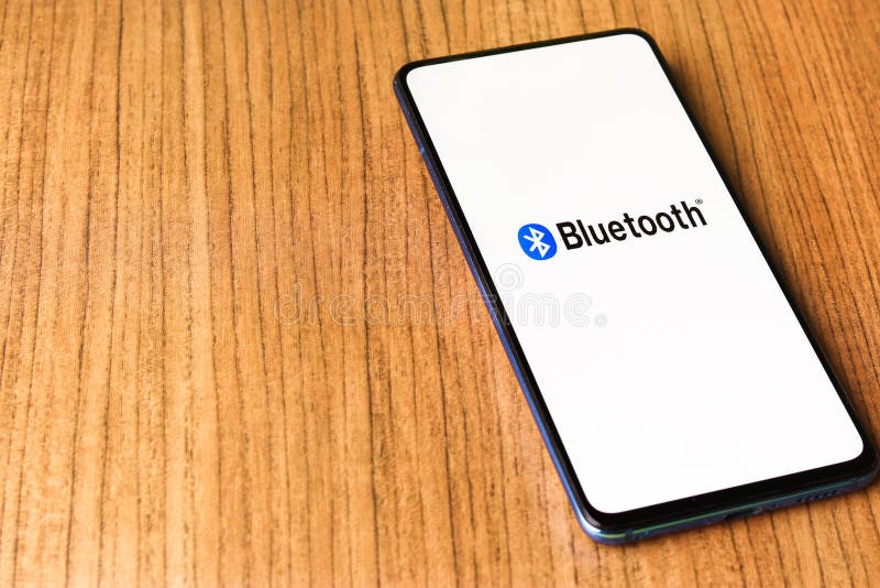 Assam india 10 aprile 2021 : logo bluetooth sull'immagine dello schermo del telefono. fotografie stock libere da diritti