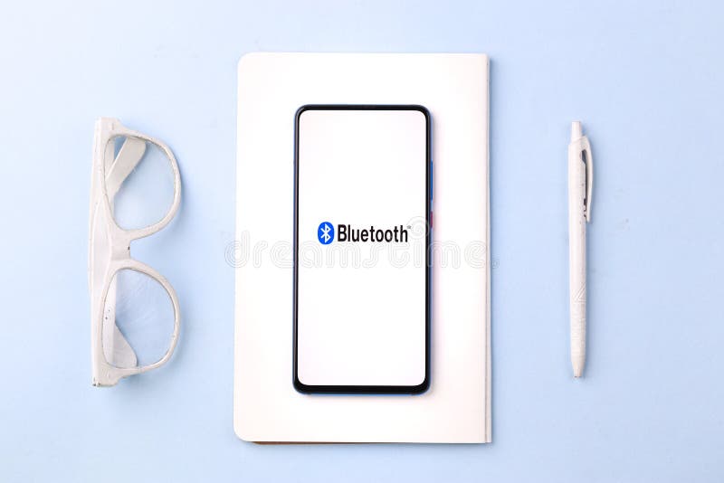 Assam india 10 aprile 2021 : logo bluetooth sull'immagine dello schermo del telefono. immagine stock