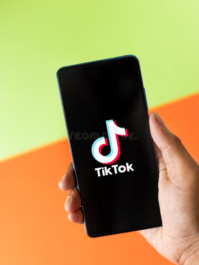 Assam india augest 8 2020 : logo dell'app tiktok sull'immagine dello schermo del telefono. fotografie stock