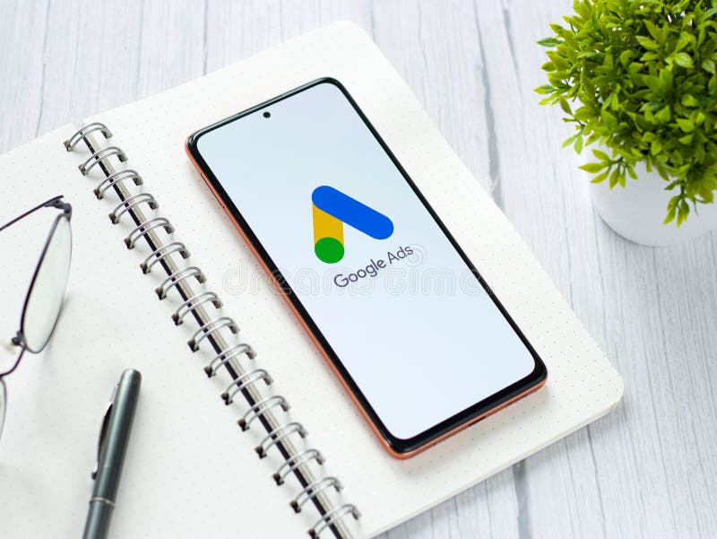 Assam india 31 gennaio 2021 : logo di google ads sull'immagine dello schermo del telefono. immagine stock libera da diritti
