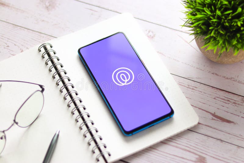 Assam india 31 gennaio 2021 : logo life360 sull'immagine dello schermo del telefono. fotografia stock