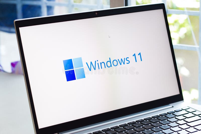 Assam india 17 giugno 2021 : logo windows 11 sull'immagine dello schermo del notebook. immagini stock libere da diritti