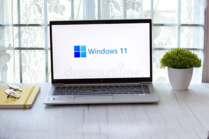 Assam india 17 giugno 2021 : logo windows 11 sull'immagine dello schermo del notebook. immagine stock libera da diritti