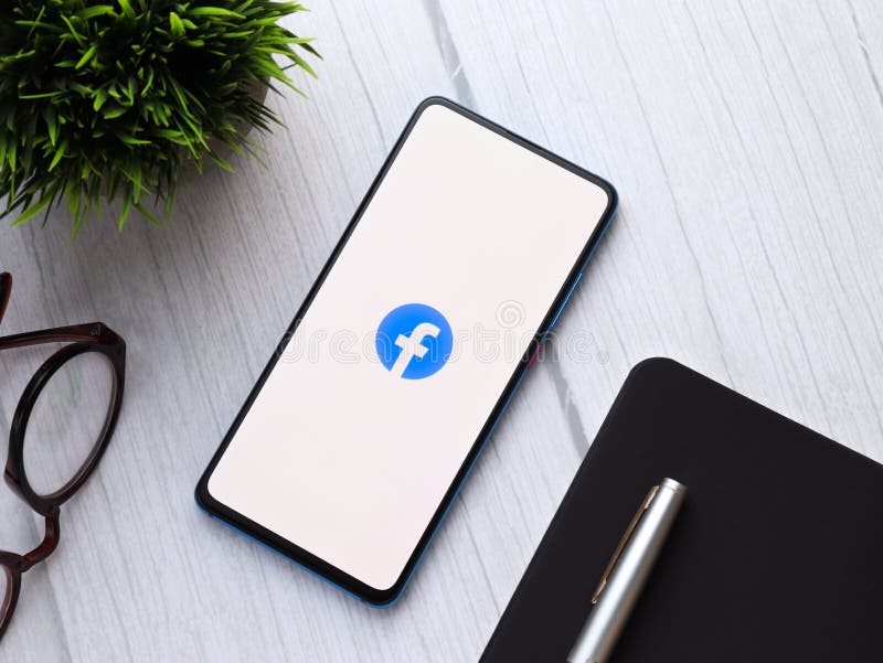 Assam, India – 9 juni 2020: Facebook, het grootste socialemediaplatform. stock foto's