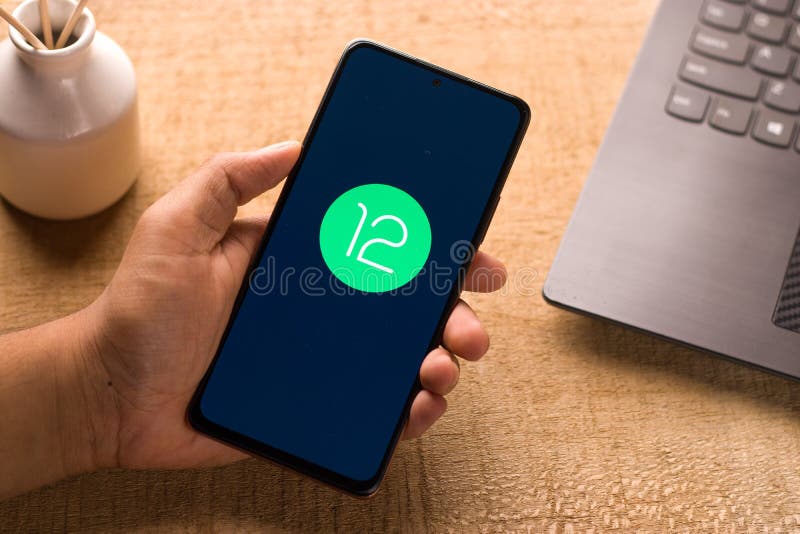 Assam india 19 maggio 2021 : logo android 12 sull'immagine dello schermo del telefono. fotografia stock libera da diritti