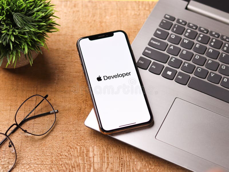 Assam india 30 marzo 2021 : logo per sviluppatori apple nell'immagine dello schermo del telefono. fotografia stock