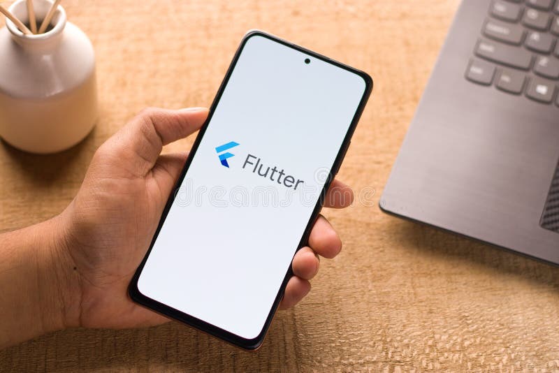 Assam, India – 29 mei 2021: Google Flutter-logo op een telefoonscherm, stockfoto stock foto