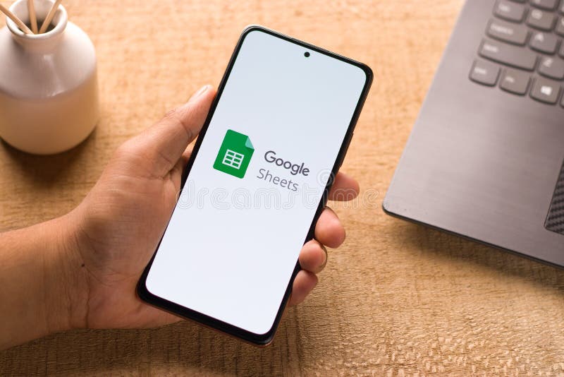 Assam india 6 settembre 2020 : logo google sheet sull'immagine dello schermo del telefono. immagine stock