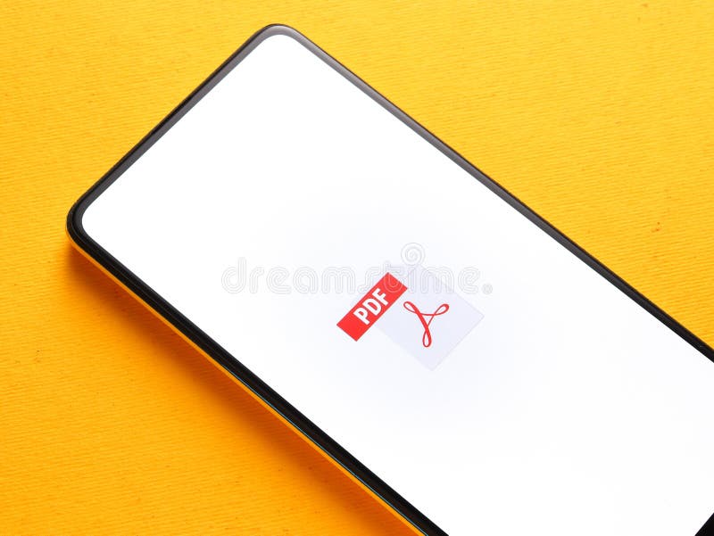 Assam, india - 24 settembre 2020 : Logo PDF sull'immagine dello schermo del telefono immagini stock