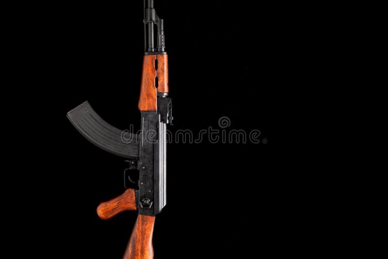 Nếu bạn là một người yêu súng, hình ảnh AK-47 với nền đen hoàn toàn là lựa chọn hoàn hảo cho bạn. Bức ảnh này sẽ cho bạn thấy chiếc AK-47 trong tư thế chuẩn bị đạn với bầu trời đen tối phía sau. Được chụp với độ chân thật cao, bức ảnh này chắc chắn sẽ khiến bạn say đắm.