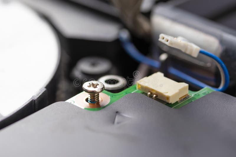 Assegura??o do parafuso do metal Conector e cabo do computador no processador imagem de stock Assegura??o do parafuso do metal Conector e cabo do computador no processador imagem de stock