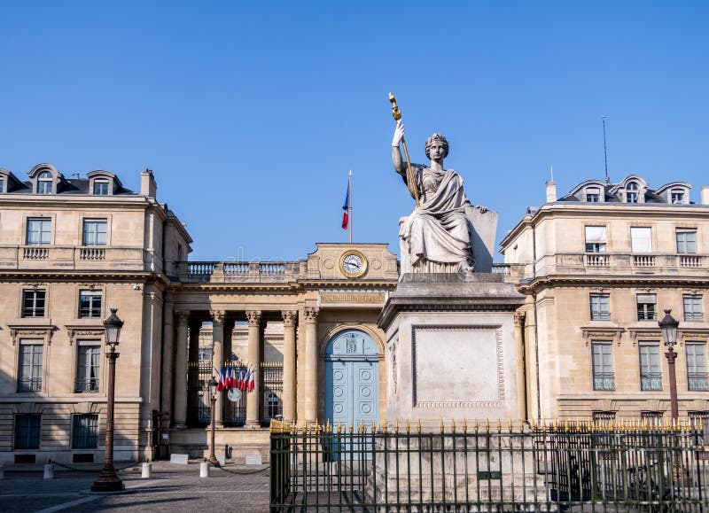 Assembl?e nationale fran?aise une statue de loi ? Paris images stock Assembl?e nationale fran?aise une statue de loi ? Paris images stock