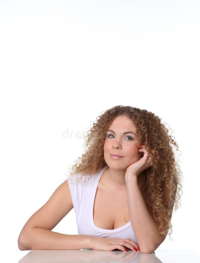 Assento bonito da mulher do retrato e seu braço sob o queixo imagens de stock Assento bonito da mulher do retrato e seu braço sob o queixo imagens de stock