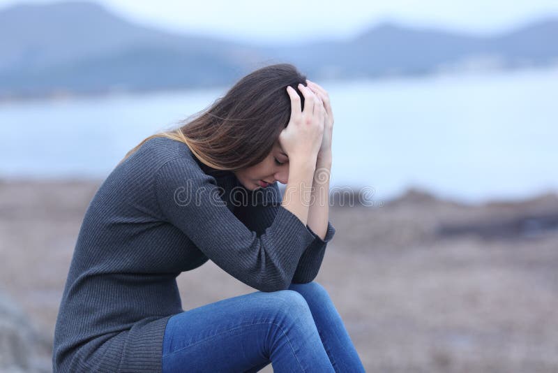 Silhueta do perfil facial de uma mulher triste desconhecida, fêmea em  depressão curvou a cabeça fotos, imagens de © fantom_rd #168699028