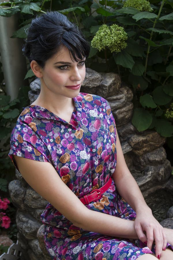 Sentada no jardim imagem de stock