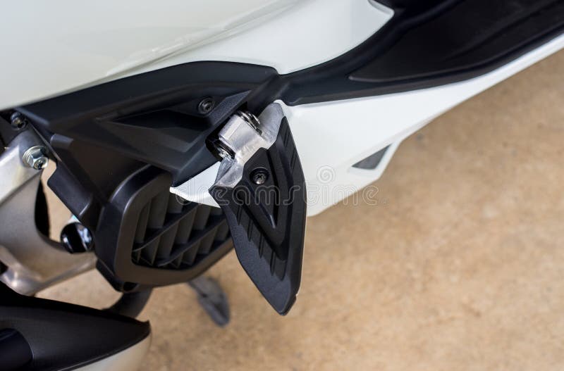 Assento para pés da motocicleta ou pedal de aço moderno, fim acima imagem de stock Assento para pés da motocicleta ou pedal de aço moderno, fim acima imagem de stock