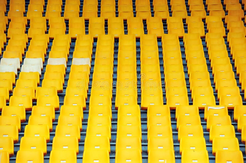 Assentos amarelos do futebol