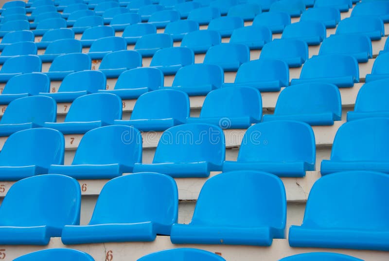 Assentos vazios azuis do estádio
