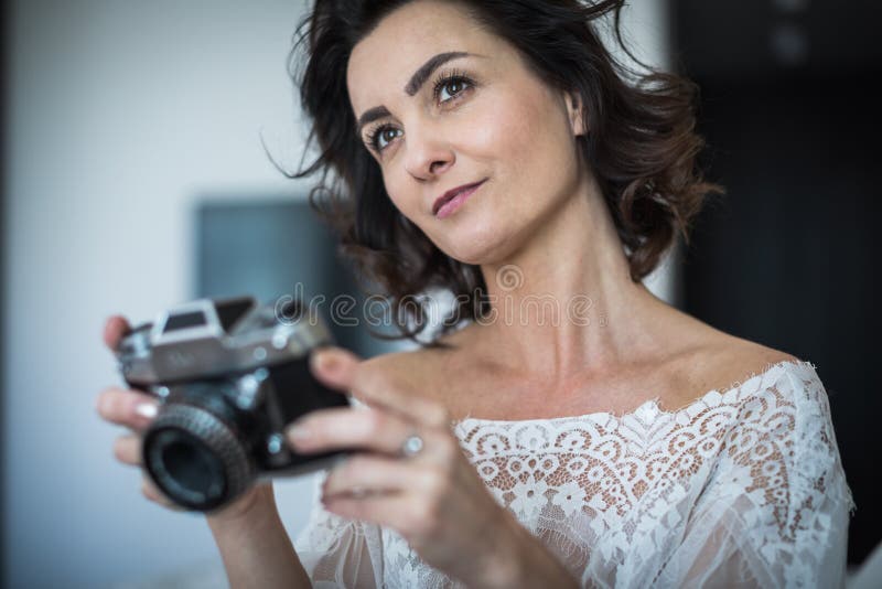 Assez, jeune photographe féminin dans son studio photographie stock Assez, jeune photographe féminin dans son studio photographie stock