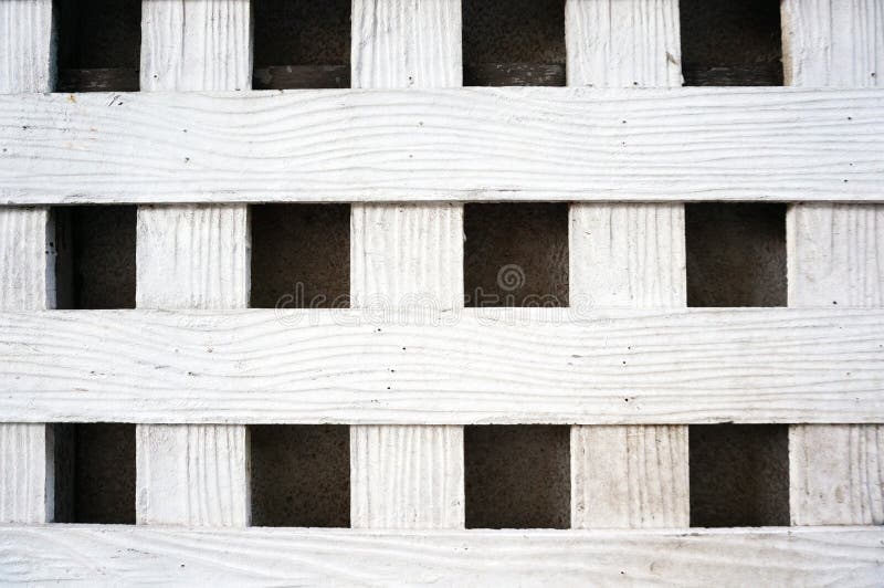 Assicella di legno bianca sulla parete del cemento immagine stock libera da diritti Assicella di legno bianca sulla parete del cemento immagine stock libera da diritti