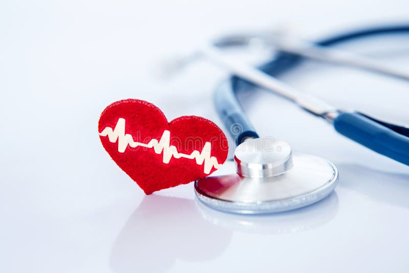 Assicurazione malattia e concetto medico della malattia cardiaca di sanità, una forma rossa del cuore con lo stetoscopio su fondo