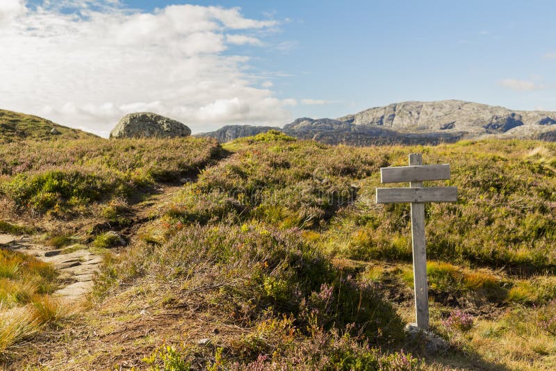 Assine o caminho para Kjerag Kjeragbolten em Rogaland, Noruega fotos de stock Assine o caminho para Kjerag Kjeragbolten em Rogaland, Noruega fotos de stock