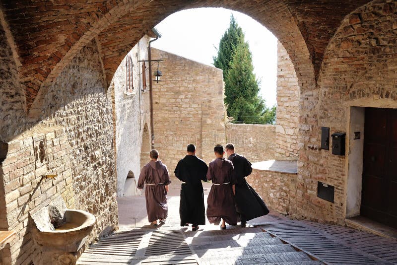ASSISI, ITALIE - 22 juillet 2017 Moines marchant le long de la rue d'Assisi antique en Ombrie image stock ASSISI, ITALIE - 22 juillet 2017 Moines marchant le long de la rue d'Assisi antique en Ombrie image stock