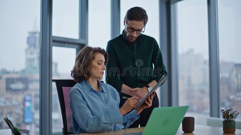 Assistant apportant des documents femme d'affaires travaillant sur ordinateur portable dans le bureau closeuse. banque de vidéos
