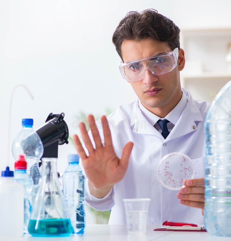 Assistant laboratoire qualité de l'eau photos stock