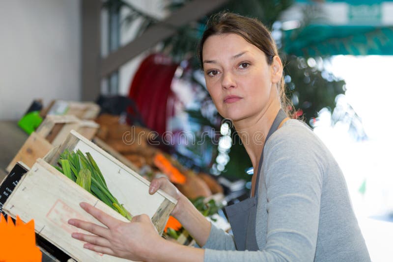 Assistente de compras na mercearia vegetal fotografia de stock