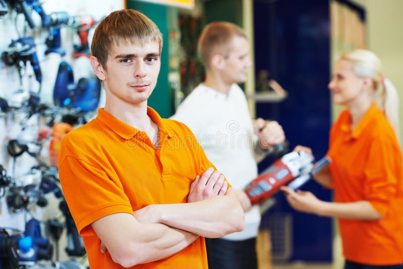 Assistente do vendedor na loja foto de stock