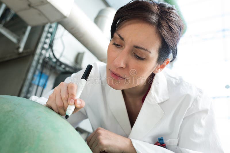 Assistente in laboratorio che prende appunti immagine stock libera da diritti