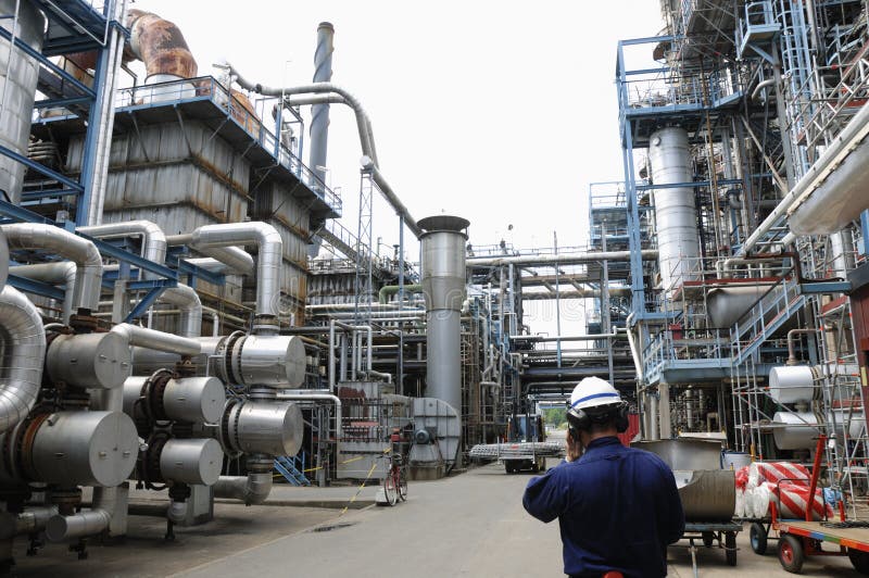 Assistente tecnico all'interno della raffineria di petrolio immagini stock libere da diritti Assistente tecnico all'interno della raffineria di petrolio immagini stock libere da diritti