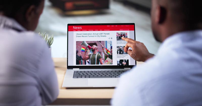 Assistindo a notícias online sobre celular e laptop imagem de stock