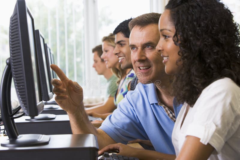 assisting college computers student teacher στοκ εικόνα assisting college computers student teacher στοκ εικόνα