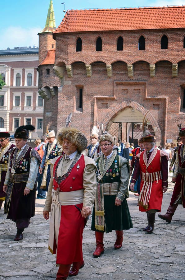 Association collective folklorique polonaise sur la place principale pendant à la barbacane marché de place principale à Cracovie photo libre de droits Association collective folklorique polonaise sur la place principale pendant à la barbacane marché de place principale à Cracovie photo libre de droits