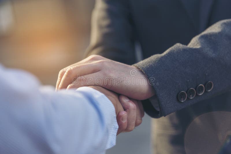 Association de concept Les associés qui est homme d'affaires et client touchent des mains promettent d'être honnêtes dans les aff photos libres de droits Association de concept Les associés qui est homme d'affaires et client touchent des mains promettent d'être honnêtes dans les aff photos libres de droits