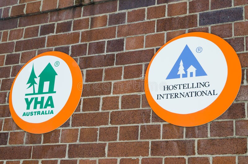 Associazione hostelling della gioventù di YHA e logos internazionale di Hostelling sul muro di mattoni rosso fotografia stock libera da diritti Associazione hostelling della gioventù di YHA e logos internazionale di Hostelling sul muro di mattoni rosso fotografia stock libera da diritti