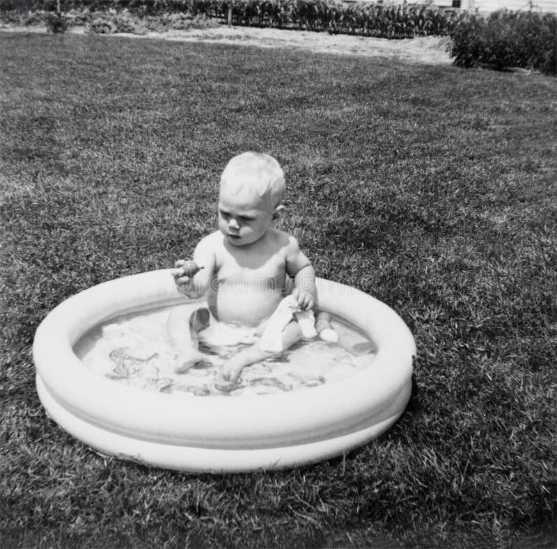 Associação de Swimmg da imagem do bebê do vintage imagens de stock Associação de Swimmg da imagem do bebê do vintage imagens de stock