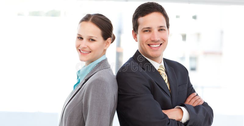 Associés heureux posant le togetherback pour desserrer images stock Associés heureux posant le togetherback pour desserrer images stock