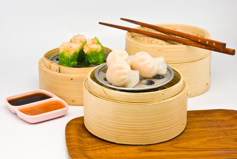 Cinesi al vapore dimsum in contenitori di bambù cucina tradizionale.