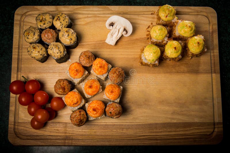 Assorted a fait l'ensemble cuire au four de petit pain de sushi avec les saumons fumés, le poulet, les champignons et la sauce au photo stock Assorted a fait l'ensemble cuire au four de petit pain de sushi avec les saumons fumés, le poulet, les champignons et la sauce au photo stock