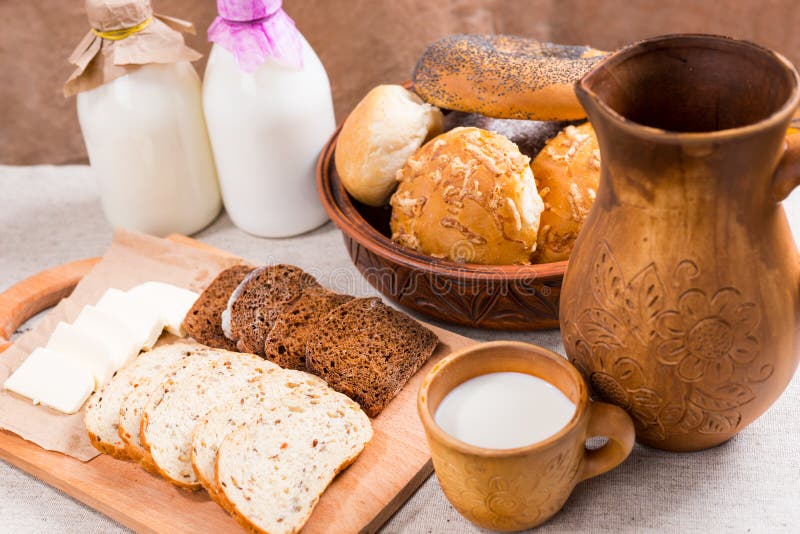 Assorted schnitt Brot, Käse und Milch für das Mittagessen stockbild Assorted schnitt Brot, Käse und Milch für das Mittagessen stockbild