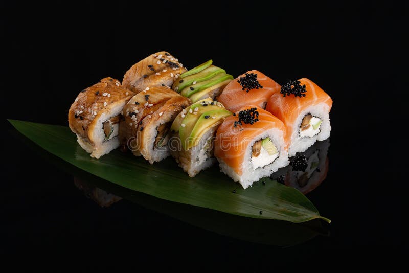 Assorti ha messo il rotolo di sushi sulla foglia della banana immagini stock Assorti ha messo il rotolo di sushi sulla foglia della banana immagini stock