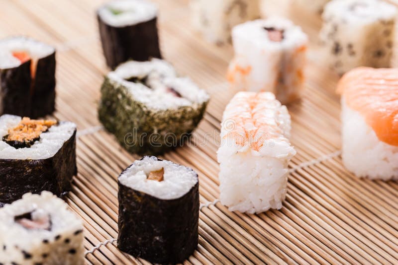 Assortiment de bar à sushis photos libres de droits Assortiment de bar à sushis photos libres de droits