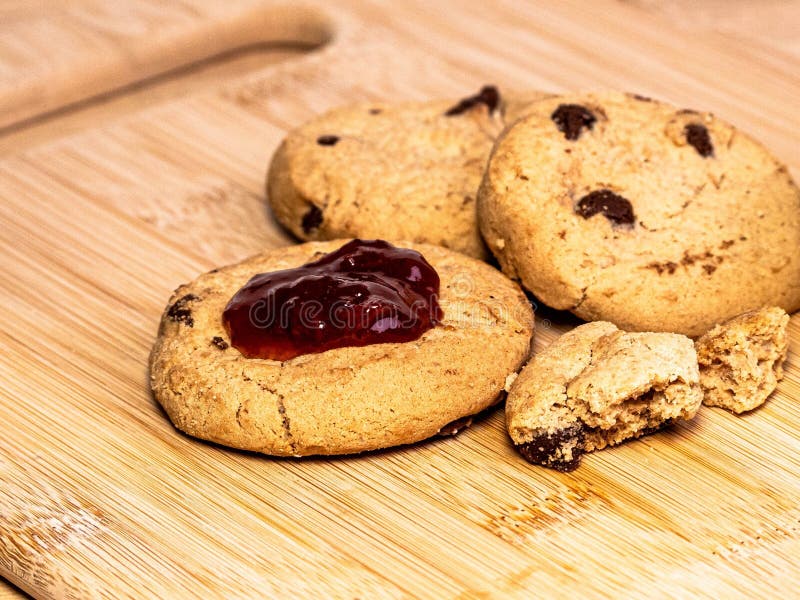 Assortiment de biscuits sur un plateau en bois photos stock
