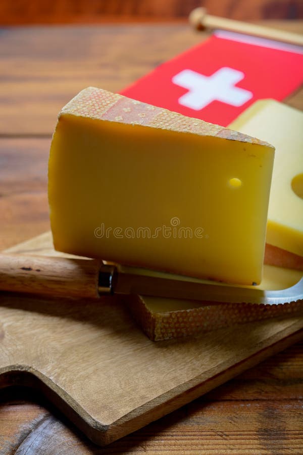 Photo libre de droit de Fromage Râpé Type Gruyère Râpé Ou Emmental