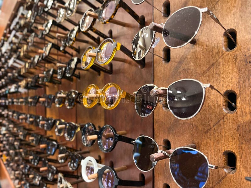 Assortiment kleurige zonnebrillen in een winkel stock afbeelding