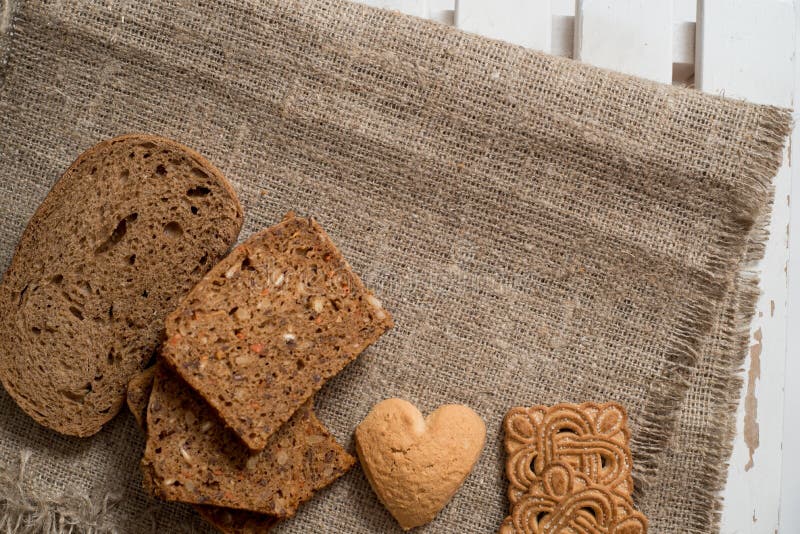 Assortiment van gebakken brood op houten lijstachtergrond Hoogste mening met exemplaarruimte royalty-vrije stock fotografie Assortiment van gebakken brood op houten lijstachtergrond Hoogste mening met exemplaarruimte royalty-vrije stock fotografie