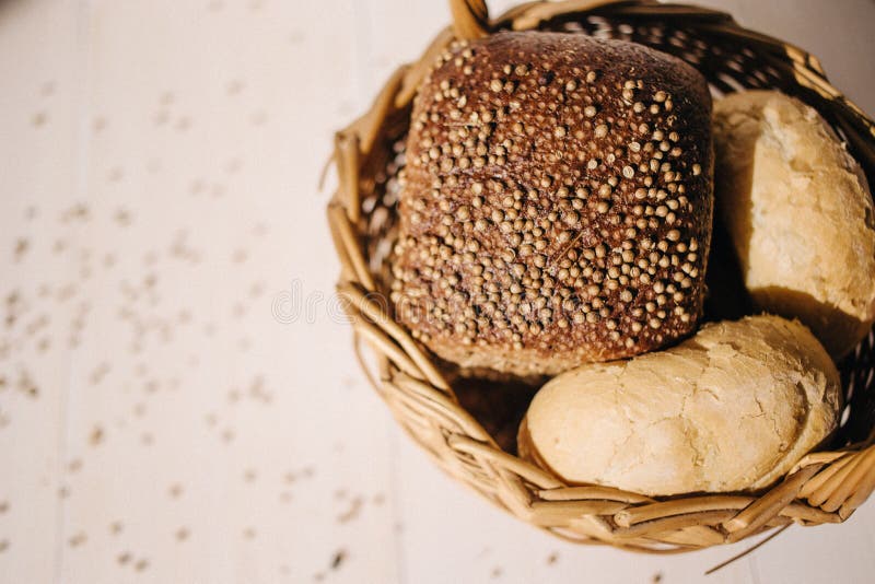 Assortiment van gebakken brood op witte houten lijstachtergrond, hard licht stock fotografie Assortiment van gebakken brood op witte houten lijstachtergrond, hard licht stock fotografie